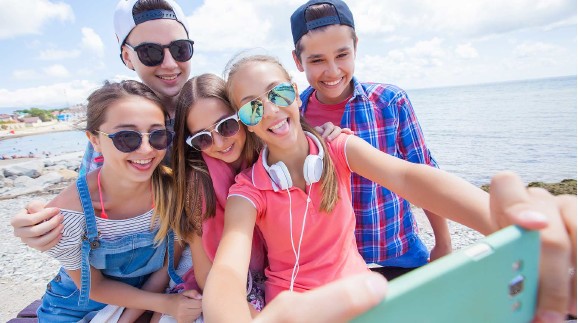 Jugendliche auf Urlaub machen ein Selfie © yanlev, stock.adobe.com