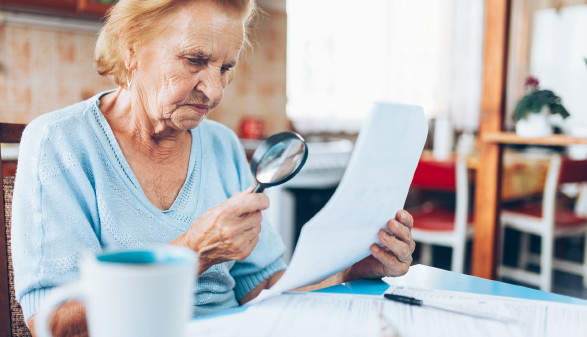 Pensionistin pr&uuml;ft Pensionsbescheid