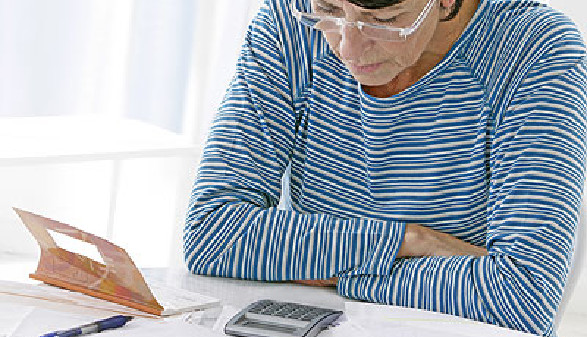 Frau sitzt fragend vor Ihrem Taschenrechner © JPC-PROD, Fotolia.com