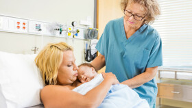 Hebamme mit Mutter und Kind