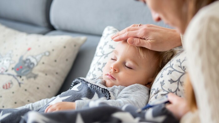 Mama schaut nach ihrem kranken Kind.