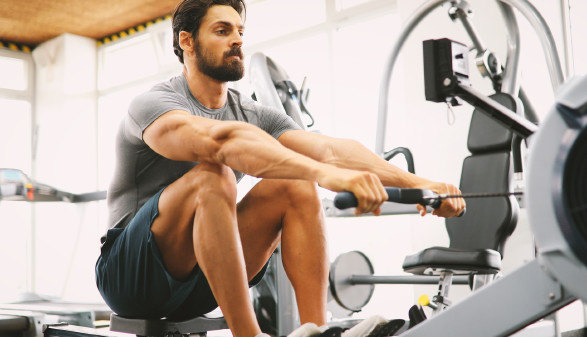 Mann trainiert im Fitnessstudio © NDABCREATIVITY , stock.adobe.com