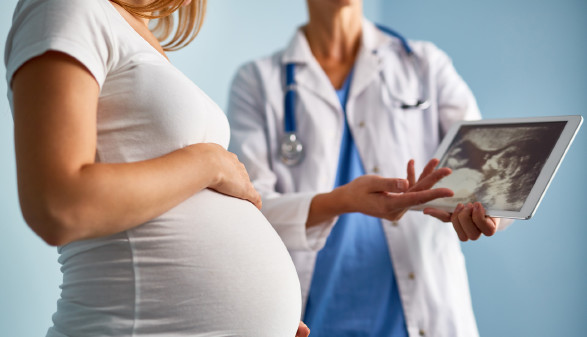 Ärztin bespricht mit Schwangeren Ultraschallbild © pressmaster, stock.adobe.com