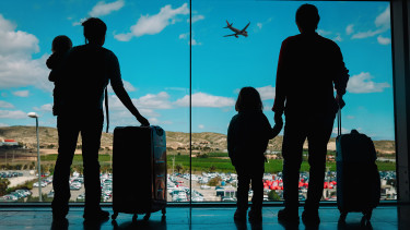 Familie wartet am Flughafen
