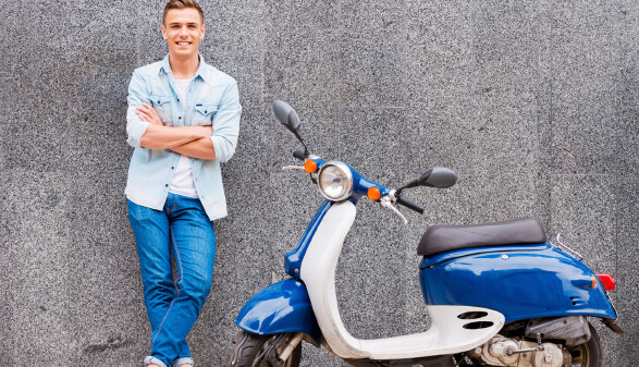 Jugendlicher mit blauem Moped © gstockstudio, Fotolia.com