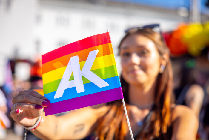Frau hält Regenbogenfahne mit AK-Logo © Rieger, AK Pride Parade Salzburg