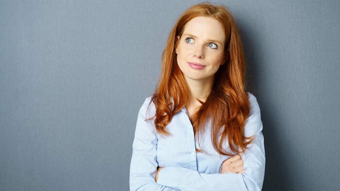 © Gegensatz dazuwerkstatt, stock.adobe.com Frau blickt nachdenklich nach oben © Gegensatz dazuwerkstatt, stock.adobe.com