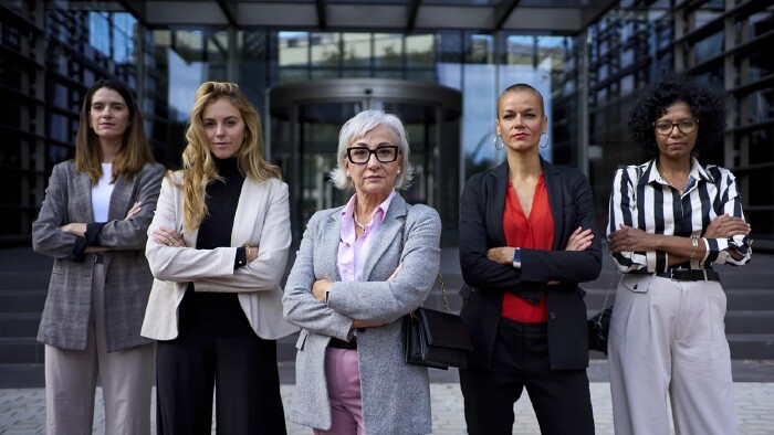 Machen Sie bei unserer Umfrage mit! © Carlos Barquero, stock.adobe.com Fünf selbstbewusste Frauen blicken in die Kamera