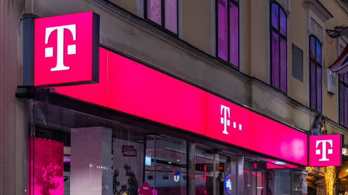 Beleuchtete Telekom-Filiale in der Mariahilfer Straße bei Nacht. © driendl, stock.adobe.com Beleuchtete Telekom-Filiale in der Mariahilfer Straße bei Nacht.
