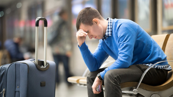 Urlauber sitzt mit Koffer nachdenklich am Flughafen © fizkes, Fotolia.com Urlauber sitzt mit Koffer nachdenklich am Flughafen © fizkes, Fotolia.com