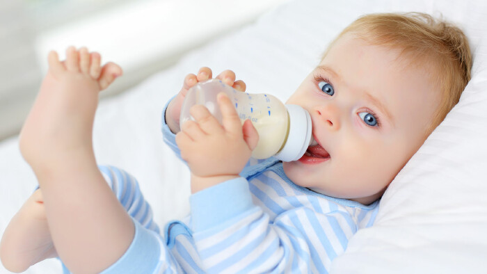 Baby mit Fl&auml;schchen