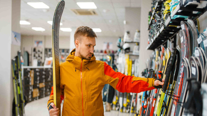 Wintertauschbörse 2021 © Nomad_Soul, stock.adobe.com Mann sucht sich einen Ski aus © Nomad_Soul, stock.adobe.com