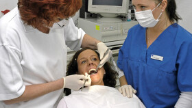 Zahnärztin bei der Arbeit