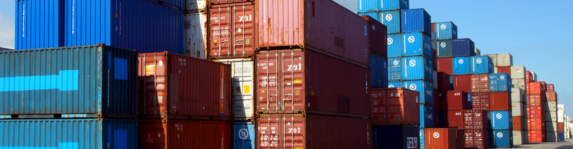 Gestapelte Container © stock.adobe, stock.adobe