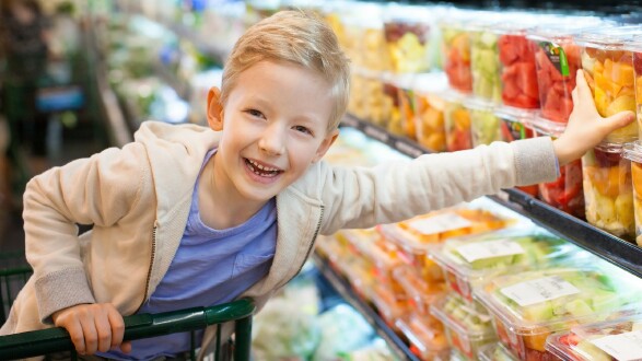 Kleiner Bub beim grocery shopping
