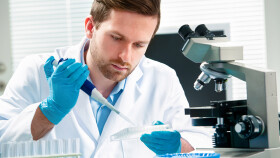 Laborant bei der Arbeit