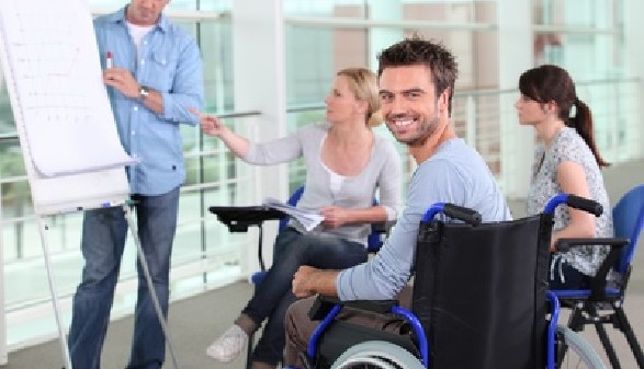 Junger Mann im Rollstuhl nimmt an einer Besprechung teil © auremar, Fotolia