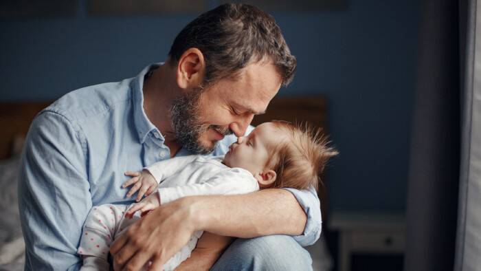 © anoushkatoronto, stock.adobe.com Vater hält Baby im Arm