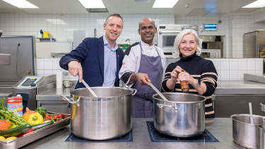 AK und Stadt kochen für Bedürftige: AK-Präsident Peter Eder, Parkhotel-Chefkoch Savaranan Gurusamy und Sozialstadträtin Andrea Brandner