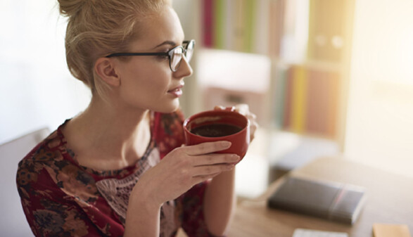 Frau trinkt Kaffee