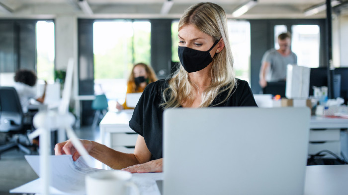 Frau mit Maske am Arbeitsplatz © Halfpoint, stock.adobe.com Frau mit Maske am Arbeitsplatz © Halfpoint, stock.adobe.com