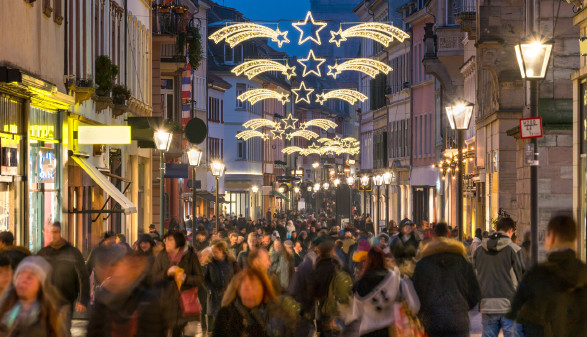 Einkaufsstraße zur Weihnachtszeit