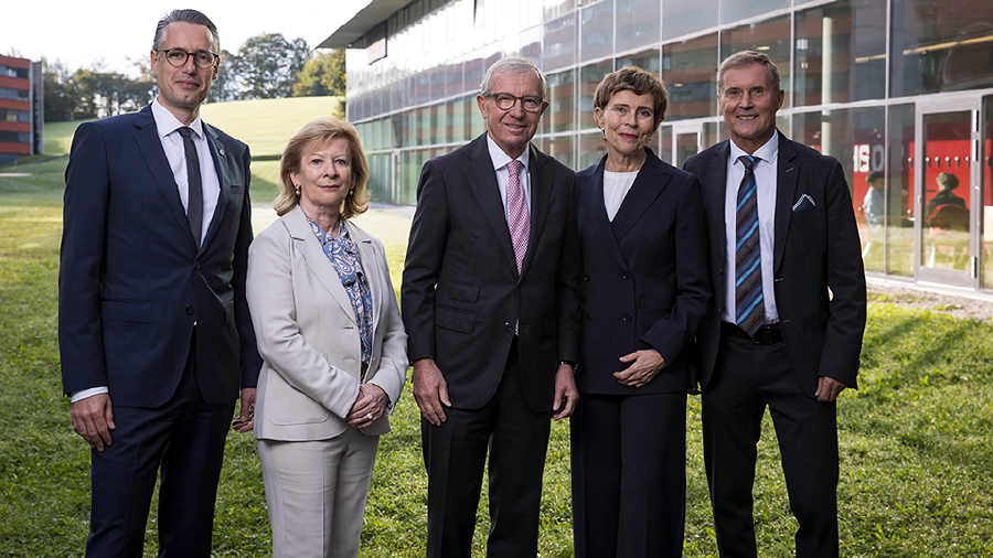 FH-Rektor Dominik Engel, AR-Vorsitzende Marianne Kusejko, Landeshauptmann Wilfried Haslauer, AK-Direktorin Cornelia Schmidjell, WK-Direktor Manfred Pammer (v.l.) 