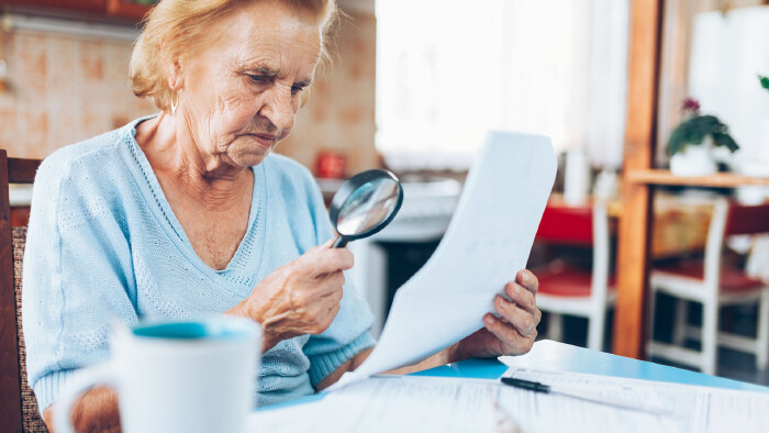 Pensionistin pr&uuml;ft Pensionsbescheid